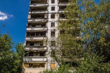 Harkiv, Ukrayna, 8 Temmuz 2024 Saltivka 'da Hasarlı bir bina, Harkiv metropolünde bir kuzey bölgesi. Banliyö bölgesi, Rusya 'nın bombardımanından ülkedeki diğer bölgelerden daha fazla etkilendi..