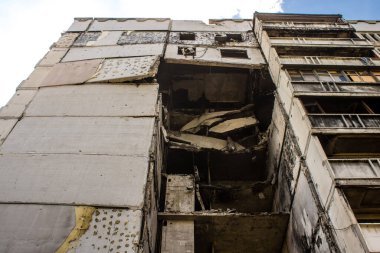 Harkiv, Ukrayna, 8 Temmuz 2024 Saltivka 'da Hasarlı bir bina, Harkiv metropolünde bir kuzey bölgesi. Banliyö bölgesi, Rusya 'nın bombardımanından ülkedeki diğer bölgelerden daha fazla etkilendi..