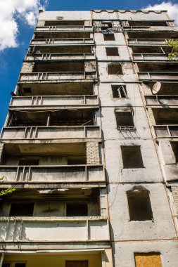 Harkiv, Ukrayna, 8 Temmuz 2024 Saltivka 'da Hasarlı bir bina, Harkiv metropolünde bir kuzey bölgesi. Banliyö bölgesi, Rusya 'nın bombardımanından ülkedeki diğer bölgelerden daha fazla etkilendi..