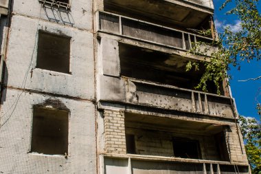 Harkiv, Ukrayna, 8 Temmuz 2024 Saltivka 'da Hasarlı bir bina, Harkiv metropolünde bir kuzey bölgesi. Banliyö bölgesi, Rusya 'nın bombardımanından ülkedeki diğer bölgelerden daha fazla etkilendi..