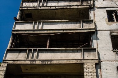 Harkiv, Ukrayna, 8 Temmuz 2024 Saltivka 'da Hasarlı bir bina, Harkiv metropolünde bir kuzey bölgesi. Banliyö bölgesi, Rusya 'nın bombardımanından ülkedeki diğer bölgelerden daha fazla etkilendi..