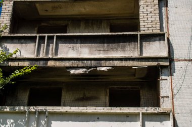 Harkiv, Ukrayna, 8 Temmuz 2024 Saltivka 'da Hasarlı bir bina, Harkiv metropolünde bir kuzey bölgesi. Banliyö bölgesi, Rusya 'nın bombardımanından ülkedeki diğer bölgelerden daha fazla etkilendi..