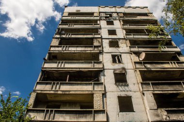 Harkiv, Ukrayna, 8 Temmuz 2024 Saltivka 'da Hasarlı bir bina, Harkiv metropolünde bir kuzey bölgesi. Banliyö bölgesi, Rusya 'nın bombardımanından ülkedeki diğer bölgelerden daha fazla etkilendi..