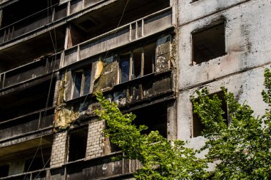 Harkiv, Ukrayna, 8 Temmuz 2024 Saltivka 'da Hasarlı bir bina, Harkiv metropolünde bir kuzey bölgesi. Banliyö bölgesi, Rusya 'nın bombardımanından ülkedeki diğer bölgelerden daha fazla etkilendi..