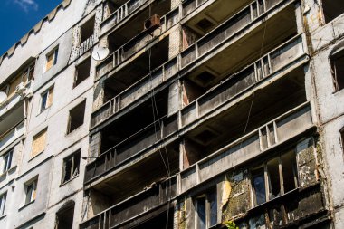 Harkiv, Ukrayna, 8 Temmuz 2024 Saltivka 'da Hasarlı bir bina, Harkiv metropolünde bir kuzey bölgesi. Banliyö bölgesi, Rusya 'nın bombardımanından ülkedeki diğer bölgelerden daha fazla etkilendi..