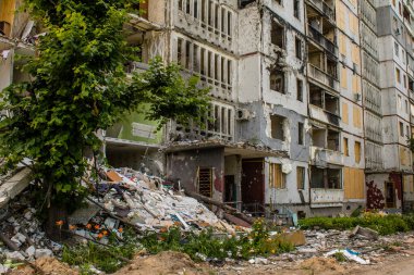 Harkiv, Ukrayna, 8 Temmuz 2024 Saltivka 'da Hasarlı bir bina, Harkiv metropolünde bir kuzey bölgesi. Banliyö bölgesi, Rusya 'nın bombardımanından ülkedeki diğer bölgelerden daha fazla etkilendi..