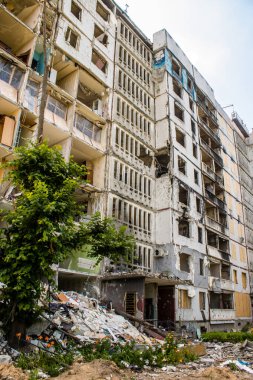 Harkiv, Ukrayna, 8 Temmuz 2024 Saltivka 'da Hasarlı bir bina, Harkiv metropolünde bir kuzey bölgesi. Banliyö bölgesi, Rusya 'nın bombardımanından ülkedeki diğer bölgelerden daha fazla etkilendi..