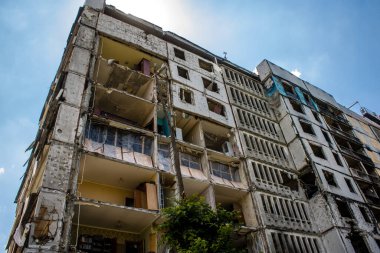 Harkiv, Ukrayna, 8 Temmuz 2024 Saltivka 'da Hasarlı bir bina, Harkiv metropolünde bir kuzey bölgesi. Banliyö bölgesi, Rusya 'nın bombardımanından ülkedeki diğer bölgelerden daha fazla etkilendi..