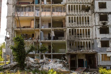 Harkiv, Ukrayna, 8 Temmuz 2024 Saltivka 'da Hasarlı bir bina, Harkiv metropolünde bir kuzey bölgesi. Banliyö bölgesi, Rusya 'nın bombardımanından ülkedeki diğer bölgelerden daha fazla etkilendi..