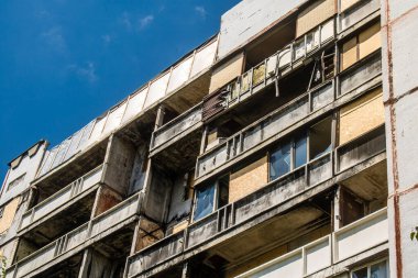 Harkiv, Ukrayna, 8 Temmuz 2024 Saltivka 'da Hasarlı bir bina, Harkiv metropolünde bir kuzey bölgesi. Banliyö bölgesi, Rusya 'nın bombardımanından ülkedeki diğer bölgelerden daha fazla etkilendi..