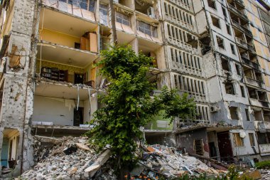 Harkiv, Ukrayna, 8 Temmuz 2024 Saltivka 'da Hasarlı bir bina, Harkiv metropolünde bir kuzey bölgesi. Banliyö bölgesi, Rusya 'nın bombardımanından ülkedeki diğer bölgelerden daha fazla etkilendi..