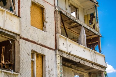 Harkiv, Ukrayna, 8 Temmuz 2024 Saltivka 'da Hasarlı bir bina, Harkiv metropolünde bir kuzey bölgesi. Banliyö bölgesi, Rusya 'nın bombardımanından ülkedeki diğer bölgelerden daha fazla etkilendi..