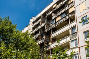 Harkiv, Ukrayna, 8 Temmuz 2024 Saltivka 'da Hasarlı bir bina, Harkiv metropolünde bir kuzey bölgesi. Banliyö bölgesi, Rusya 'nın bombardımanından ülkedeki diğer bölgelerden daha fazla etkilendi..