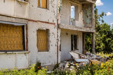 Harkiv, Ukrayna, 8 Temmuz 2024 Saltivka 'da Hasarlı bir bina, Harkiv metropolünde bir kuzey bölgesi. Banliyö bölgesi, Rusya 'nın bombardımanından ülkedeki diğer bölgelerden daha fazla etkilendi..