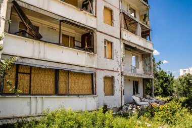 Harkiv, Ukrayna, 8 Temmuz 2024 Saltivka 'da Hasarlı bir bina, Harkiv metropolünde bir kuzey bölgesi. Banliyö bölgesi, Rusya 'nın bombardımanından ülkedeki diğer bölgelerden daha fazla etkilendi..