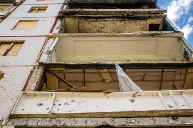 Harkiv, Ukrayna, 8 Temmuz 2024 Saltivka 'da Hasarlı bir bina, Harkiv metropolünde bir kuzey bölgesi. Banliyö bölgesi, Rusya 'nın bombardımanından ülkedeki diğer bölgelerden daha fazla etkilendi..