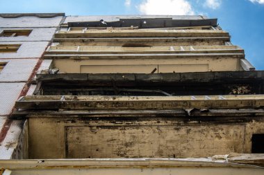 Harkiv, Ukrayna, 8 Temmuz 2024 Saltivka 'da Hasarlı bir bina, Harkiv metropolünde bir kuzey bölgesi. Banliyö bölgesi, Rusya 'nın bombardımanından ülkedeki diğer bölgelerden daha fazla etkilendi..