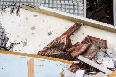 Harkiv, Ukrayna, 8 Temmuz 2024 Saltivka 'da Hasarlı bir bina, Harkiv metropolünde bir kuzey bölgesi. Banliyö bölgesi, Rusya 'nın bombardımanından ülkedeki diğer bölgelerden daha fazla etkilendi..