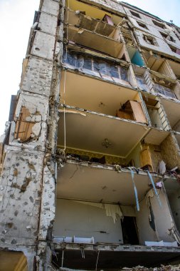 Harkiv, Ukrayna, 8 Temmuz 2024 Saltivka 'da Hasarlı bir bina, Harkiv metropolünde bir kuzey bölgesi. Banliyö bölgesi, Rusya 'nın bombardımanından ülkedeki diğer bölgelerden daha fazla etkilendi..