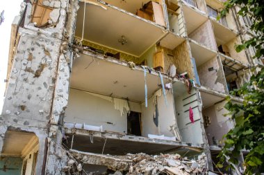Harkiv, Ukrayna, 8 Temmuz 2024 Saltivka 'da Hasarlı bir bina, Harkiv metropolünde bir kuzey bölgesi. Banliyö bölgesi, Rusya 'nın bombardımanından ülkedeki diğer bölgelerden daha fazla etkilendi..