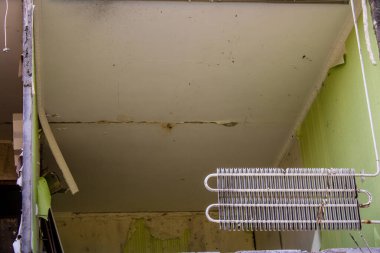 Harkiv, Ukrayna, 8 Temmuz 2024 Saltivka 'da Hasarlı bir bina, Harkiv metropolünde bir kuzey bölgesi. Banliyö bölgesi, Rusya 'nın bombardımanından ülkedeki diğer bölgelerden daha fazla etkilendi..