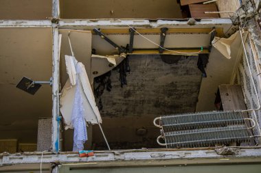 Harkiv, Ukrayna, 8 Temmuz 2024 Saltivka 'da Hasarlı bir bina, Harkiv metropolünde bir kuzey bölgesi. Banliyö bölgesi, Rusya 'nın bombardımanından ülkedeki diğer bölgelerden daha fazla etkilendi..