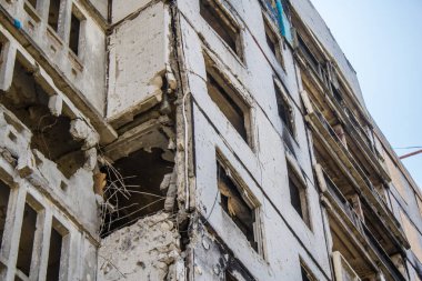 Harkiv, Ukrayna, 8 Temmuz 2024 Saltivka 'da Hasarlı bir bina, Harkiv metropolünde bir kuzey bölgesi. Banliyö bölgesi, Rusya 'nın bombardımanından ülkedeki diğer bölgelerden daha fazla etkilendi..