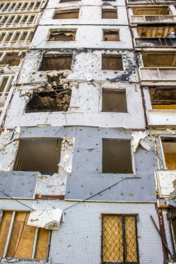 Harkiv, Ukrayna, 8 Temmuz 2024 Saltivka 'da Hasarlı bir bina, Harkiv metropolünde bir kuzey bölgesi. Banliyö bölgesi, Rusya 'nın bombardımanından ülkedeki diğer bölgelerden daha fazla etkilendi..
