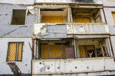 Harkiv, Ukrayna, 8 Temmuz 2024 Saltivka 'da Hasarlı bir bina, Harkiv metropolünde bir kuzey bölgesi. Banliyö bölgesi, Rusya 'nın bombardımanından ülkedeki diğer bölgelerden daha fazla etkilendi..