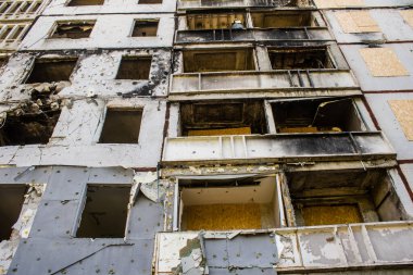 Harkiv, Ukrayna, 8 Temmuz 2024 Saltivka 'da Hasarlı bir bina, Harkiv metropolünde bir kuzey bölgesi. Banliyö bölgesi, Rusya 'nın bombardımanından ülkedeki diğer bölgelerden daha fazla etkilendi..