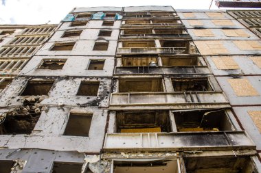 Harkiv, Ukrayna, 8 Temmuz 2024 Saltivka 'da Hasarlı bir bina, Harkiv metropolünde bir kuzey bölgesi. Banliyö bölgesi, Rusya 'nın bombardımanından ülkedeki diğer bölgelerden daha fazla etkilendi..