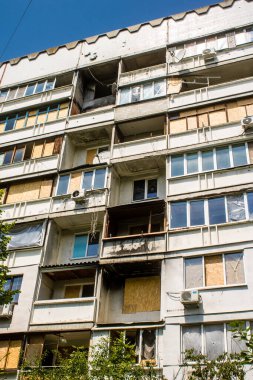 Harkiv, Ukrayna, 8 Temmuz 2024 Saltivka 'da Hasarlı bir bina, Harkiv metropolünde bir kuzey bölgesi. Banliyö bölgesi, Rusya 'nın bombardımanından ülkedeki diğer bölgelerden daha fazla etkilendi..