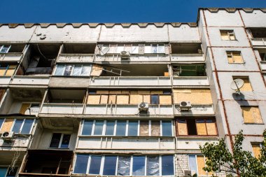 Harkiv, Ukrayna, 8 Temmuz 2024 Saltivka 'da Hasarlı bir bina, Harkiv metropolünde bir kuzey bölgesi. Banliyö bölgesi, Rusya 'nın bombardımanından ülkedeki diğer bölgelerden daha fazla etkilendi..