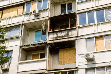 Harkiv, Ukrayna, 8 Temmuz 2024 Saltivka 'da Hasarlı bir bina, Harkiv metropolünde bir kuzey bölgesi. Banliyö bölgesi, Rusya 'nın bombardımanından ülkedeki diğer bölgelerden daha fazla etkilendi..