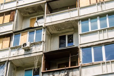 Harkiv, Ukrayna, 8 Temmuz 2024 Saltivka 'da Hasarlı bir bina, Harkiv metropolünde bir kuzey bölgesi. Banliyö bölgesi, Rusya 'nın bombardımanından ülkedeki diğer bölgelerden daha fazla etkilendi..