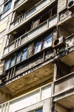 Harkiv, Ukrayna, 8 Temmuz 2024 Saltivka 'da Hasarlı bir bina, Harkiv metropolünde bir kuzey bölgesi. Banliyö bölgesi, Rusya 'nın bombardımanından ülkedeki diğer bölgelerden daha fazla etkilendi..
