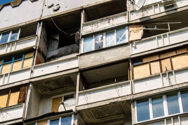 Harkiv, Ukrayna, 8 Temmuz 2024 Saltivka 'da Hasarlı bir bina, Harkiv metropolünde bir kuzey bölgesi. Banliyö bölgesi, Rusya 'nın bombardımanından ülkedeki diğer bölgelerden daha fazla etkilendi..
