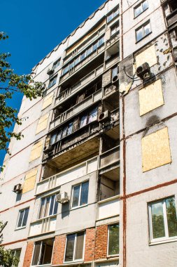 Harkiv, Ukrayna, 8 Temmuz 2024 Saltivka 'da Hasarlı bir bina, Harkiv metropolünde bir kuzey bölgesi. Banliyö bölgesi, Rusya 'nın bombardımanından ülkedeki diğer bölgelerden daha fazla etkilendi..