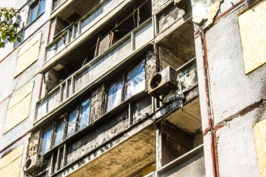 Harkiv, Ukrayna, 8 Temmuz 2024 Saltivka 'da Hasarlı bir bina, Harkiv metropolünde bir kuzey bölgesi. Banliyö bölgesi, Rusya 'nın bombardımanından ülkedeki diğer bölgelerden daha fazla etkilendi..