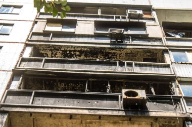 Harkiv, Ukrayna, 8 Temmuz 2024 Saltivka 'da Hasarlı bir bina, Harkiv metropolünde bir kuzey bölgesi. Banliyö bölgesi, Rusya 'nın bombardımanından ülkedeki diğer bölgelerden daha fazla etkilendi..