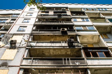 Harkiv, Ukrayna, 8 Temmuz 2024 Saltivka 'da Hasarlı bir bina, Harkiv metropolünde bir kuzey bölgesi. Banliyö bölgesi, Rusya 'nın bombardımanından ülkedeki diğer bölgelerden daha fazla etkilendi..