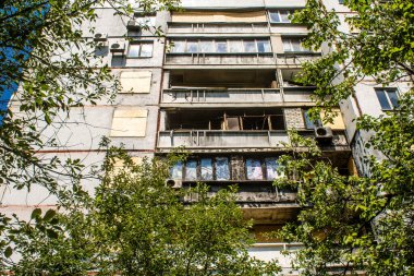 Harkiv, Ukrayna, 8 Temmuz 2024 Saltivka 'da Hasarlı bir bina, Harkiv metropolünde bir kuzey bölgesi. Banliyö bölgesi, Rusya 'nın bombardımanından ülkedeki diğer bölgelerden daha fazla etkilendi..