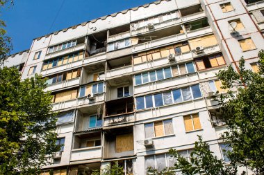 Harkiv, Ukrayna, 8 Temmuz 2024 Saltivka 'da Hasarlı bir bina, Harkiv metropolünde bir kuzey bölgesi. Banliyö bölgesi, Rusya 'nın bombardımanından ülkedeki diğer bölgelerden daha fazla etkilendi..