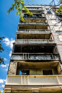 Harkiv, Ukrayna, 8 Temmuz 2024 Saltivka 'da Hasarlı bir bina, Harkiv metropolünde bir kuzey bölgesi. Banliyö bölgesi, Rusya 'nın bombardımanından ülkedeki diğer bölgelerden daha fazla etkilendi..
