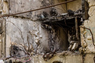 Harkiv, Ukrayna, 8 Temmuz 2024 Saltivka 'da Hasarlı bir bina, Harkiv metropolünde bir kuzey bölgesi. Banliyö bölgesi, Rusya 'nın bombardımanından ülkedeki diğer bölgelerden daha fazla etkilendi..
