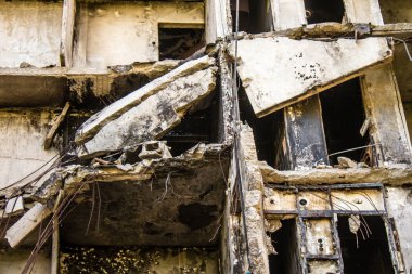 Harkiv, Ukrayna, 8 Temmuz 2024 Saltivka 'da Hasarlı bir bina, Harkiv metropolünde bir kuzey bölgesi. Banliyö bölgesi, Rusya 'nın bombardımanından ülkedeki diğer bölgelerden daha fazla etkilendi..