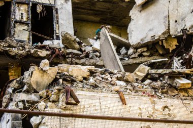 Harkiv, Ukrayna, 8 Temmuz 2024 Saltivka 'da Hasarlı bir bina, Harkiv metropolünde bir kuzey bölgesi. Banliyö bölgesi, Rusya 'nın bombardımanından ülkedeki diğer bölgelerden daha fazla etkilendi..