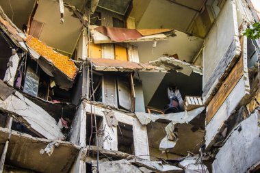 Harkiv, Ukrayna, 8 Temmuz 2024 Saltivka 'da Hasarlı bir bina, Harkiv metropolünde bir kuzey bölgesi. Banliyö bölgesi, Rusya 'nın bombardımanından ülkedeki diğer bölgelerden daha fazla etkilendi..