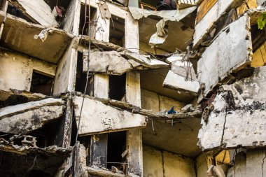 Harkiv, Ukrayna, 8 Temmuz 2024 Saltivka 'da Hasarlı bir bina, Harkiv metropolünde bir kuzey bölgesi. Banliyö bölgesi, Rusya 'nın bombardımanından ülkedeki diğer bölgelerden daha fazla etkilendi..