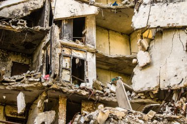 Harkiv, Ukrayna, 8 Temmuz 2024 Saltivka 'da Hasarlı bir bina, Harkiv metropolünde bir kuzey bölgesi. Banliyö bölgesi, Rusya 'nın bombardımanından ülkedeki diğer bölgelerden daha fazla etkilendi..